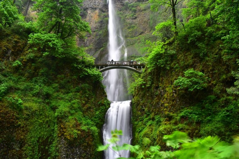 People on the bridge during the Multnomah Falls Hike in Oregon